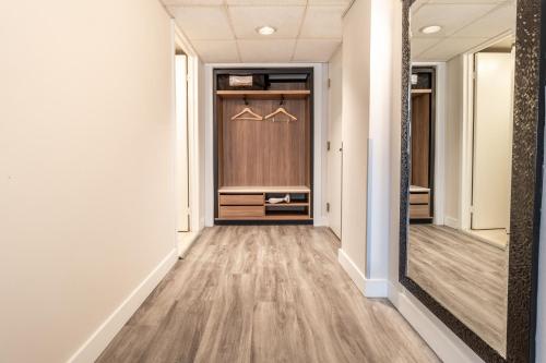 Corner King w/Sofa Bed & Wetbar image 3