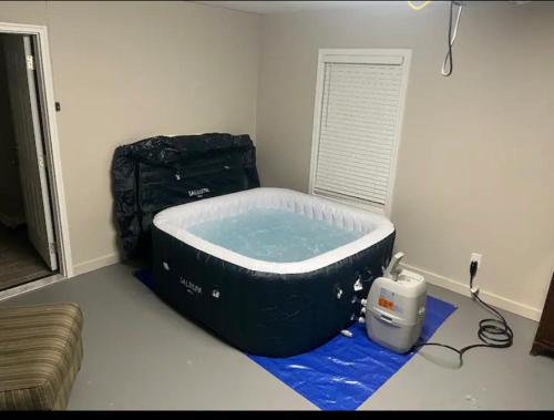 Queen Suite with Wifi Hot Tub Room Movie Theater Room4 in Forest Park, USA