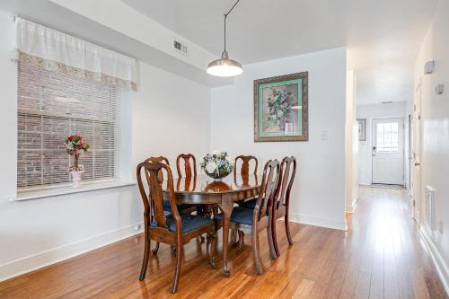 Peaceful & spacious family home near Carytown fully fenced in Richmond, USA