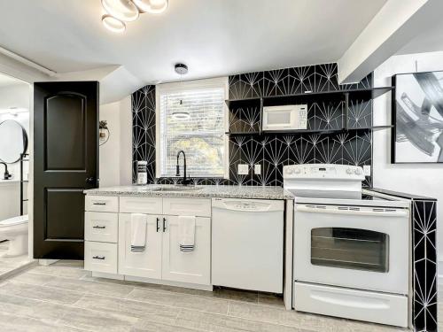 Stunning Black And White 2 Bed Apt in Orlando, USA