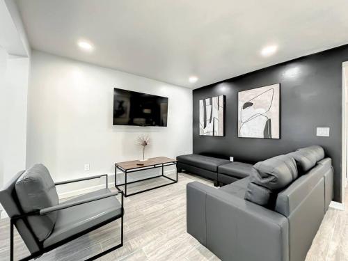 Stunning Black And White 2 Bed Apt in Orlando, USA