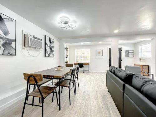Stunning Black And White 2 Bed Apt in Orlando, USA