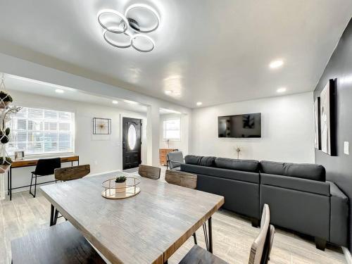 Stunning Black And White 2 Bed Apt in Orlando, USA