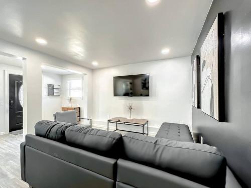 Stunning Black And White 2 Bed Apt in Orlando, USA
