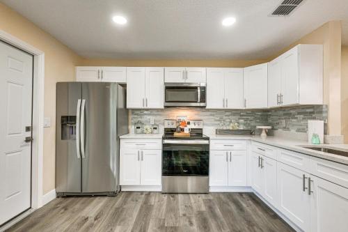 16 Mi to Downtown Tampa Home with Hot Tub! in Brandon, USA
