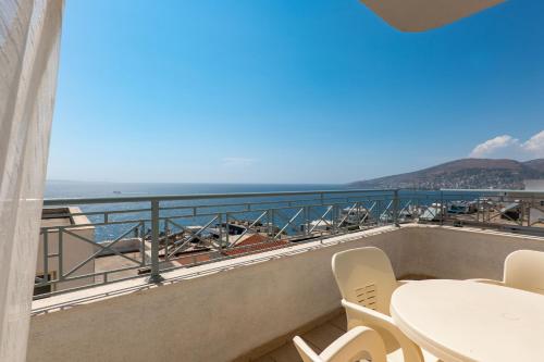 Apartment with Sea View image 3