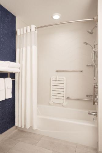 Fairfield Inn & Suites by Marriott Fresno North/Shaw Avenue - image 2