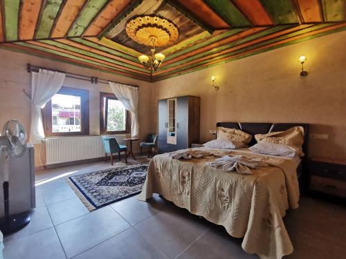 Falcon Cave Suites - image 5
