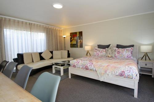 1 king bed, 2 twin beds