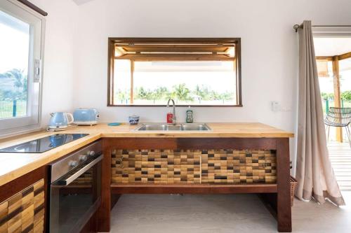 キッチン, Bungalow Koa avec accès plage privée (Bungalow Koa avec acces plage privee) in マアタ