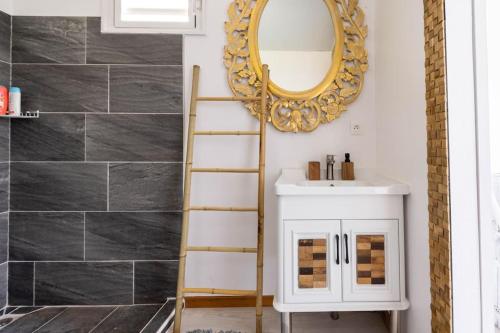 シャワー, Bungalow Koa avec accès plage privée (Bungalow Koa avec acces plage privee) in マアタ