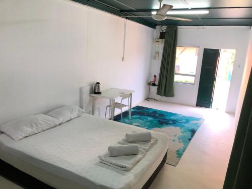 Rumah Tepi Istana in Batu Burok