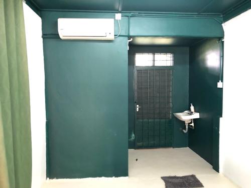 Łazienka, Rumah Tepi Istana in Batu Burok