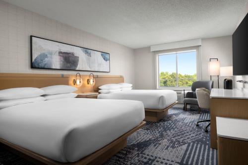 Delta Hotels by Marriott Colonial Heights Room Type - Room, 2 Queen Beds (Mobility/Hearing Accessible, Tub)