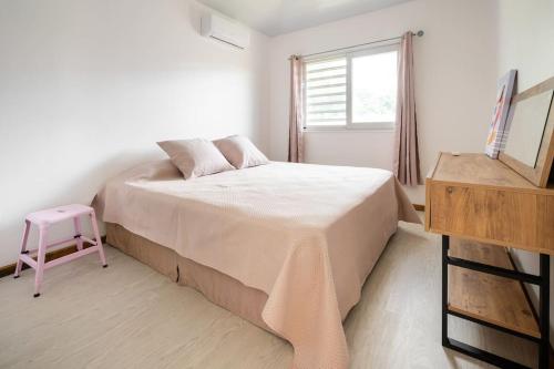 Fully equipped Bungalow next to a white sand beach in マアタ