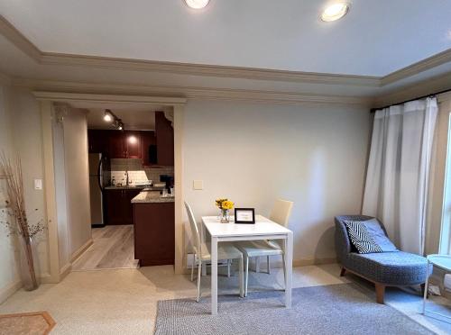 Adorable Private Stay with Garden View in Richmond in Richmond, Canada
