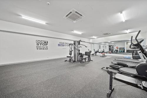 Inner-City 2-Bed with Large Balcony, Garden & Gym