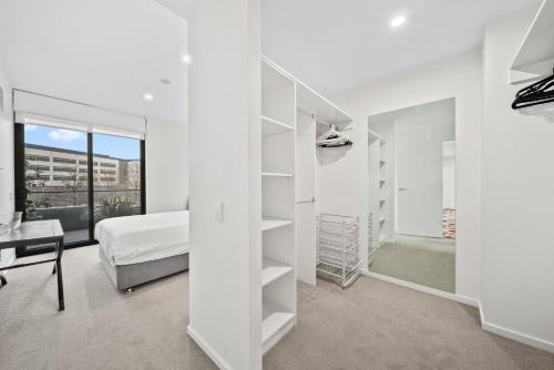 Inner-City 2-Bed with Large Balcony, Garden & Gym