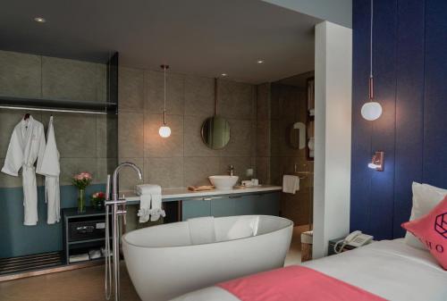 room detail thumbnail 2