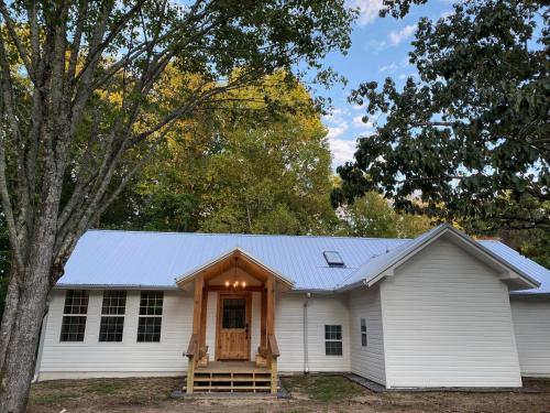 Paradise Meadows Farmhouse in Signal Mountain, USA