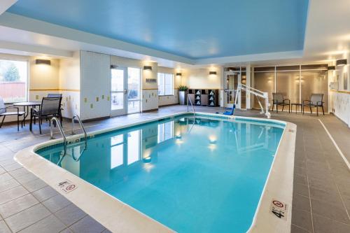 Fairfield Inn & Suites by Marriott Smithfield - image 2