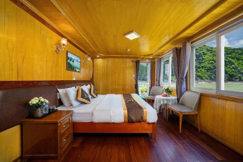 Emerald Lan Ha Cruise in Cat Hai Island
