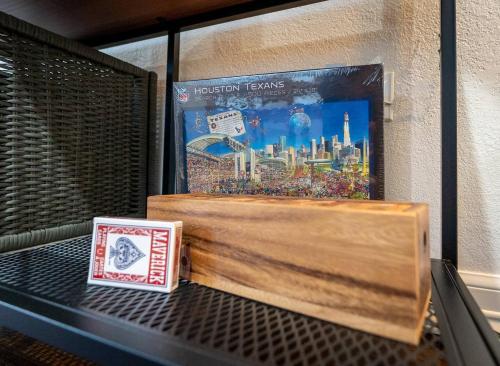Casa Hosum - 7 mins Downtown Sleeps 9 King Bed Fenced Yard in Houston, USA