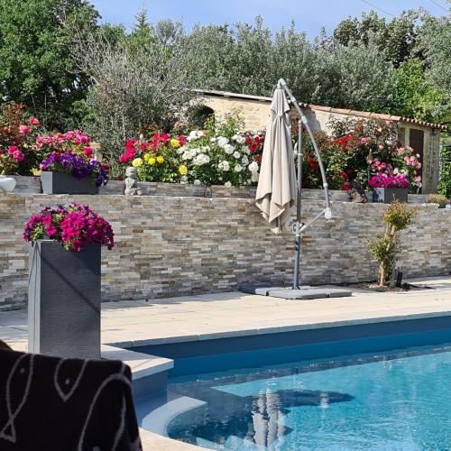 . appartements dans villa privée avec piscine, jardin, parking clos, wifi, climatisation