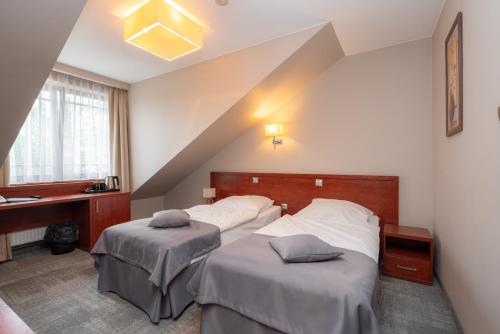 2 twin beds