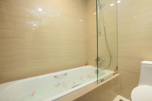 Louis Kienne Hotel Cikarang Room Type - Deluxe King with Bathtub