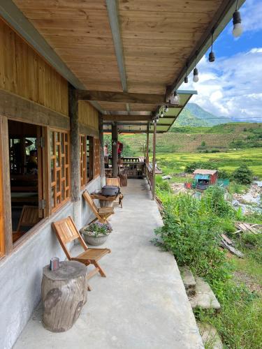 Balcony/terrace, Field House in Nam Cang