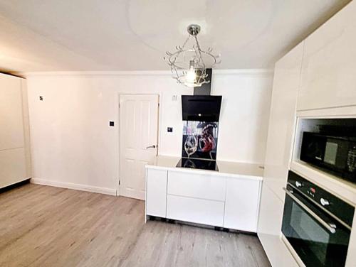 Modern well kept home- Entire House in Pontypridd