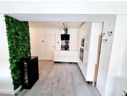 Modern well kept home- Entire House in Pontypridd