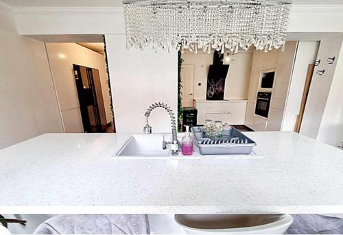 Modern well kept home- Entire House in Pontypridd