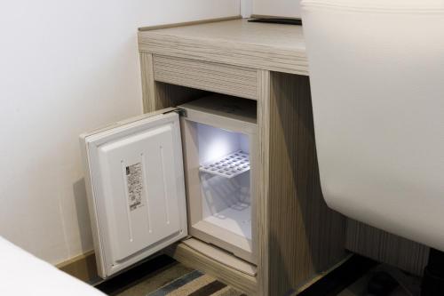 Small Double Room with Lounge Access ＆ Complimentary Light Breakfast - Non-Smoking image 6