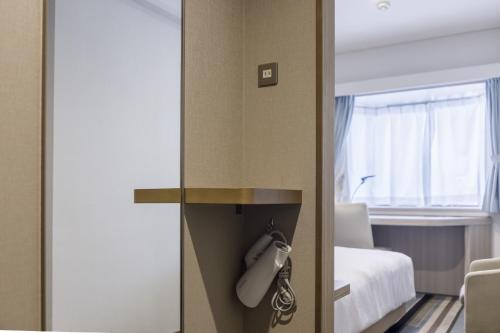 Small Double Room with Lounge Access ＆ Complimentary Light Breakfast - Non-Smoking image 5