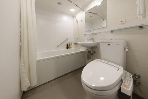 Corner Twin Room with Lounge Access ＆ Complimentary Light Breakfast - Non-Smoking image 3