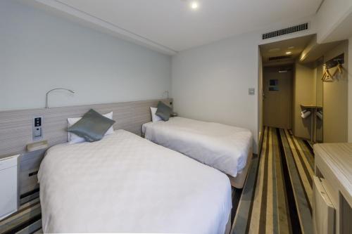 Corner Twin Room with Lounge Access ＆ Complimentary Light Breakfast - Non-Smoking image 4