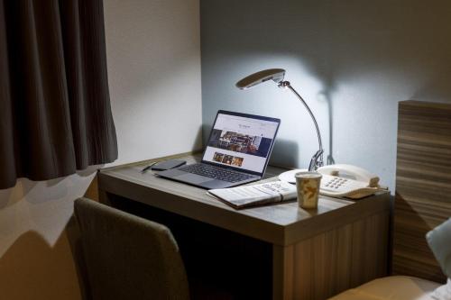 Twin Room with Lounge Access ＆ Complimentary Light Breakfast - Non-Smoking image 5