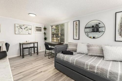 Charming Casa Azul Studio Sleeps 5 Comfortably!