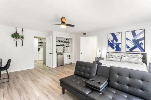 Casa Azul - 4 Bedrooms & 2 Car Garage Long Term in Orlando, USA