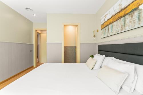 Three-Bedroom Apartment with Sagrada Familia View image 10