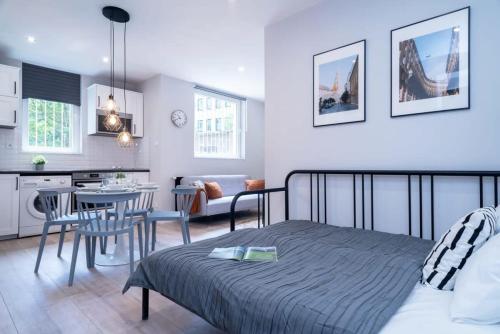 Super Central NEW apartment with air conditioning - image 12