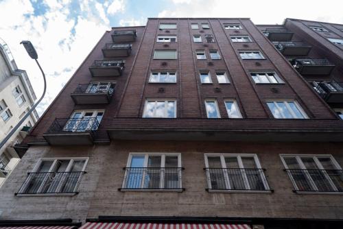 Super Central NEW apartment with air conditioning - image 2