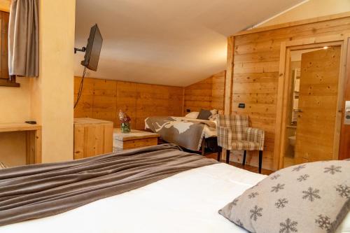 1 queen bed, 1 sofa bed
