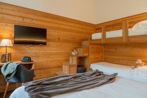 1 queen bed, 2 bunk beds