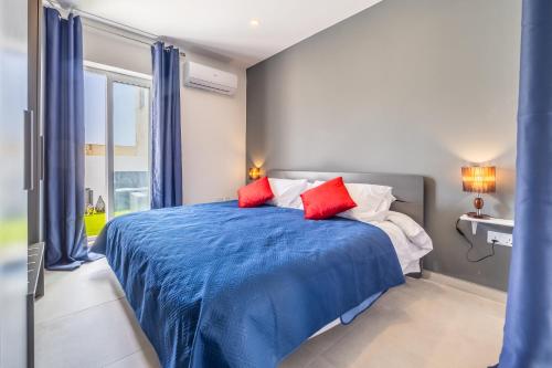 Sleek & Stylish 2BR Accommodation with Large Private Terrace - Close to Saint Julian's & Tigne Shopping Mall 5