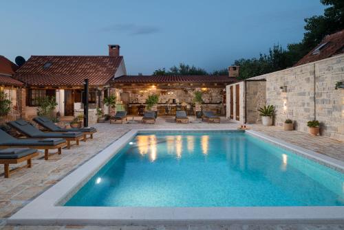 Peldbaseins, Villa Rustica ZadarVillas in Smilcic