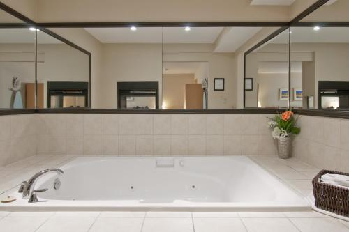 Karstais baseins, Travelodge by Wyndham Trenton in Quinte West (ON)
