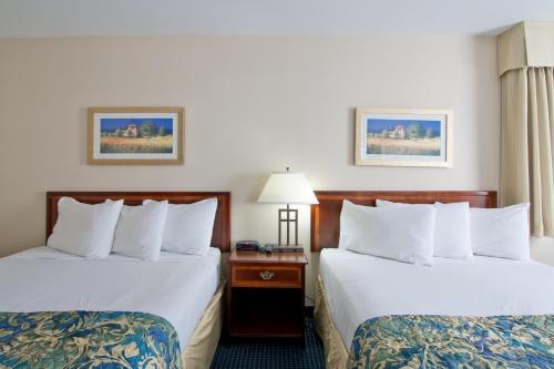 2 queen beds